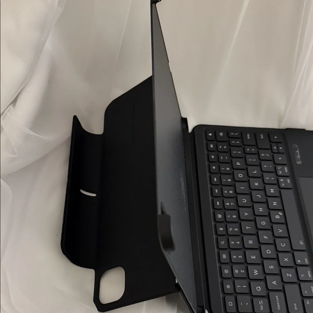 ESR IPAD CASE with Keyboard (iPad 11 Pro 1/2/3 gen)